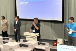 セリ前にあいさつを述べる貫名流通委員長