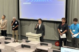 あいさつを述べるJUコーポレーション・原口専務取締役