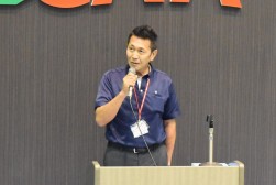 セリ前にあいさつを行う海野良次室長