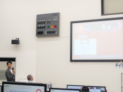 マイクパフォーマンスでセリを盛り上げる糸尾代表幹事