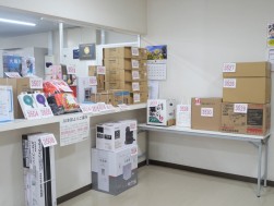日用品や家電、アウトドア用品などを３０品集めた