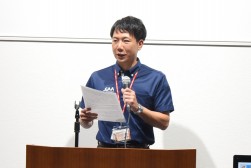 あいさつを述べる中矢副会場長