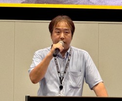あいさつに立つ沖中会場長