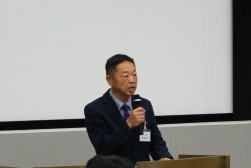 冒頭であいさつした塚田長志会長。