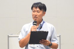 セリ前にあいさつを述べる久保会場長代行