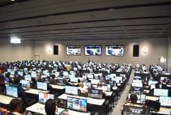 早朝から多くの会員が訪れた