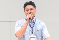セリ前にあいさつを述べる瀬戸口会場長代行