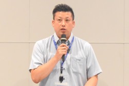 あいさつを述べる松田課長