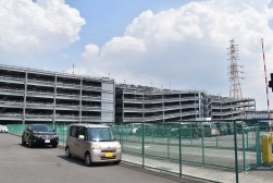敷地内に約3000台収納可能な立体駐車場を構える
