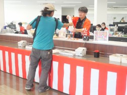 ガラガラ抽選会を実施した