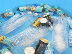 冷えた飲み物を会員へ提供するなど、猛暑のセリにも配慮