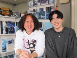 岡田社長（写真左）と長男・拓巳さん