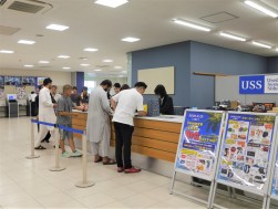 抽選会には多くの会員が行列を作った