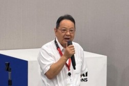 荒井会長が３９年の小山４輪を支えた会員に謝辞を述べた