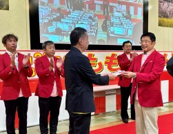 橋本会長理事長がチャリティの目録を贈呈