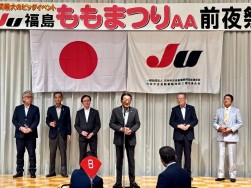 JU東北各県会長理事長が登壇し、JU岩手・小原会長理事長が乾杯の発声（左からJU青森・安田氏、JU山形・佐藤氏、JU秋田・加藤氏、JU岩手・小原氏、JU宮城・伊藤氏、JU福島・橋本氏）