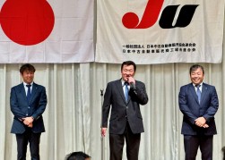 中締めに副会長・副理事長が登壇（左から大木氏、安藤氏、金子氏）