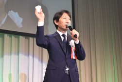 閉会のあいさつを述べる瀬田社長