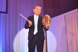 城南海さんの歌に合わせて太鼓を演奏するZIPの藤田社長