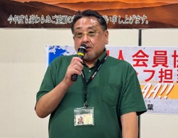 あいさつに立つ千﨑理事長