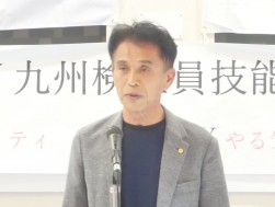 開会式であいさつに立つ満田委員長