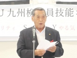 来賓あいさつに立つ新園会長
