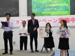早朝抽選会を実施（ＪＵ佐賀の大宅流通委員長が佐賀の特産品を抽選）
