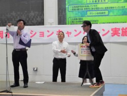 早朝抽選会を実施（ＪＵ長崎の田中指導環境委員長が長崎の特産品を抽選）