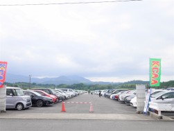 ２１６３台もの出品車がヤードを埋めた