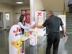 会場入り口では冷たいドリンクをサービス