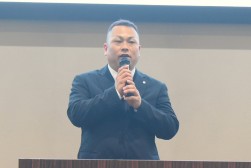 セリ前にあいさつを述べる土川青年部会長