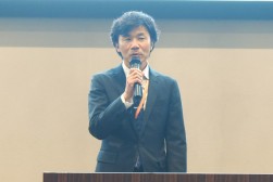 あいさつを述べる勝嵜流通検査委員長