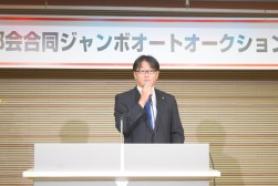 研修会冒頭であいさつを述べる荒家正紀指導環境委員長