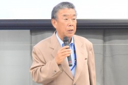 あいさつを述べる萩原理事長