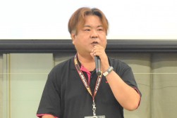 あいさつを述べる貫名流通委員長