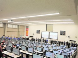 会場の横幅いっぱいに来賓が登壇した