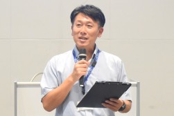 あいさつを述べる久保会場長代行