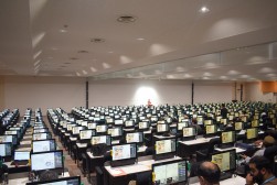 早朝から多くの会員が訪れた