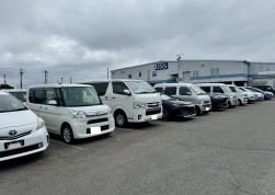 バラエティに富んだ出品車が並ぶ
