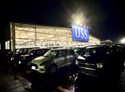 多数の出品車が並ぶ