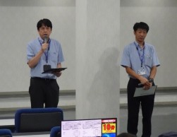 堂薗会場長（左）と青木課長がセリ前のあいさつに登壇