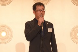 冒頭であいさつを述べる加藤理事長