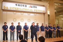 登壇する森川流通委員長と流通委員会メンバー