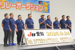 セレモニーで登壇する流通委員会メンバー