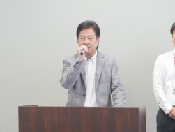 あいさつに立つ室田流通委員長