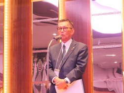 前夜祭であいさつを述べる安達会長