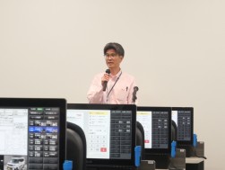 セレモニーであいさつを述べる田中則行営業室長