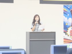 セレモニーであいさつに立つ前田会場長
