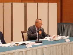 会議冒頭、あいさつを述べる上田会長