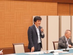 岡小売振興委員長が方向性を示す